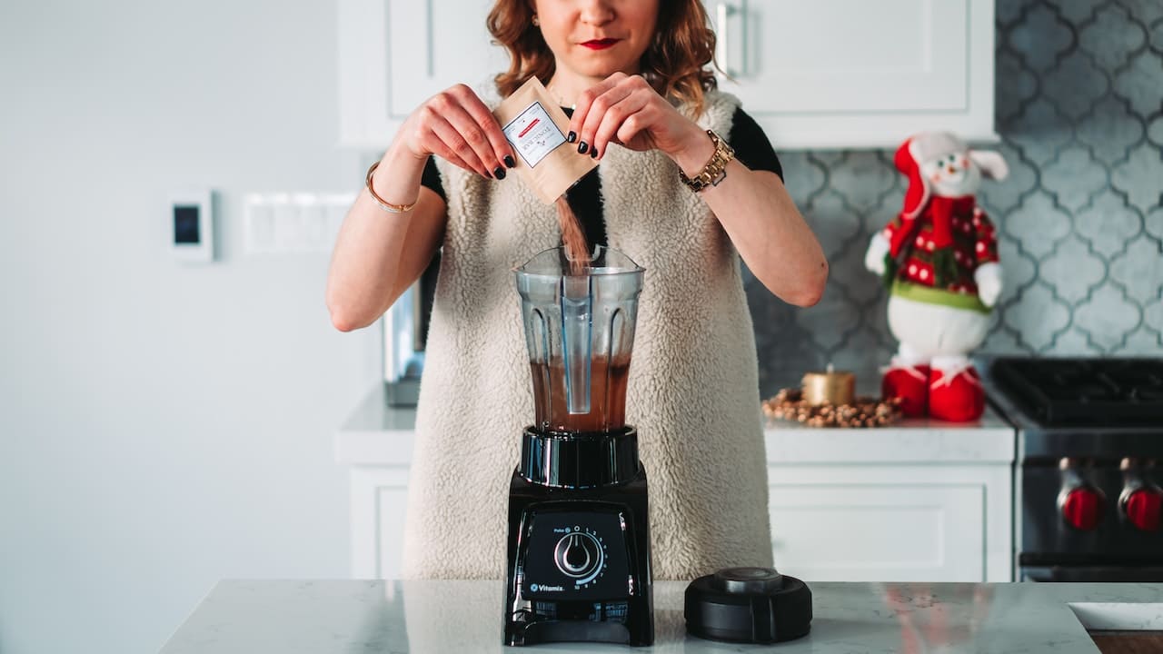 blender-recettes femme utilisant un blender