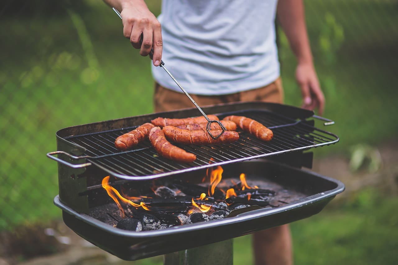Barbecue-charbon Barbecue au charbon de bois. Mieux que l'électrique et le gaz