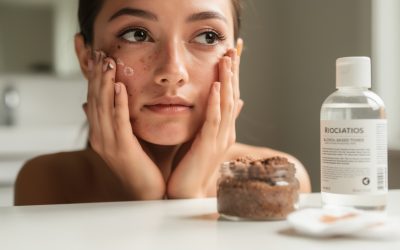 Les erreurs beauté courantes qui abîment la peau sans qu’on le sache